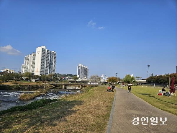 시민들이 오산천변을 걷거나, 잔디밭 벤치에 앉아 오후를 즐기고 있다. 오산/공지영기자 jyg@kyeongin.com