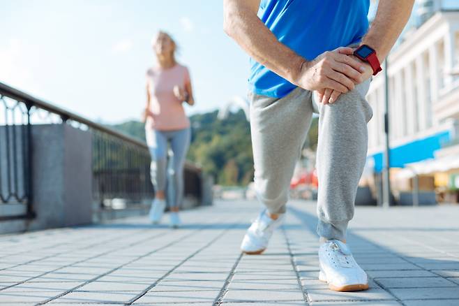 중년 남성이 런지를 하고 있다. 런지는 하체 스트레칭과 근육 강화에 효과적이다. 양발을 어깨너비 두 배 정도로 벌린 뒤, 앞무릎이 발끝을 넘지 않게 하고 양쪽 무릎을 굽혀 골반을 낮추는 것이 런지의 기본 동작이다. 사진=게티이미지뱅크