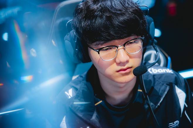 KT ‘퍼펙트’ 이승민이 1일(한국시간) 중국 상하이 메르세데스-벤츠 아레나에서 열린 ‘2025 LoL 월드챔피언십(롤드컵)’ 4강 젠지전에 앞서 경기를 준비하고 있다. 사진 | 라이엇 게임즈