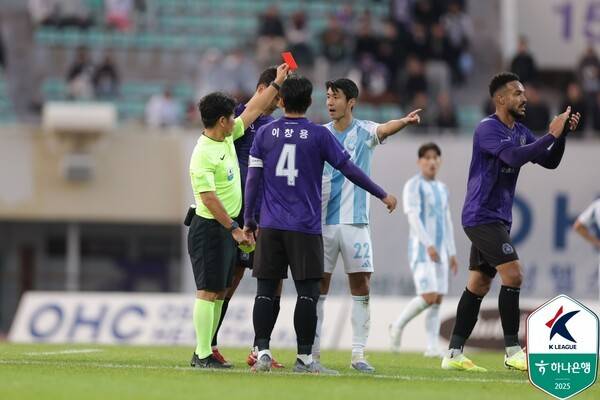 1일 안양종합운동장에서 치러진 FC안양과의 하나은행 K리그1 2025 35라운드 경기에서 울산HD 김민혁이 주심으로부터 퇴장 지시를 받고 있다. /사진=한국프로축구연맹