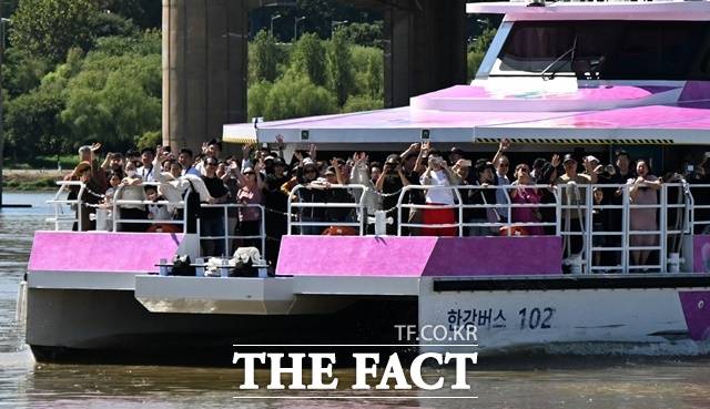 서울시에 따르면 한강버스는 1일 오전 9시 여의도를 비롯해 뚝섬, 잠실, 마곡 등 7개 선착장에서 정식 운항을 재개한다. 사진은 지난 9월 21일 서울 잠실선착장에서 출발한 한강버스 '남산타워호'에 탑승한 승객들이 갑판에 나와 손을 흔드는 모습. /서울시