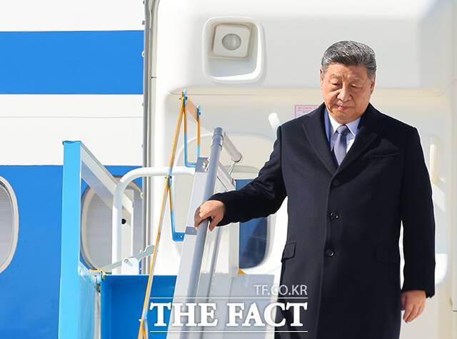 이재명 대통령은 오는 1일 시진핑 중국 국가주석과 한중정상회담을 진행한다. 사진은 2025 아시아태평양경제협력체(APEC) 정상회의 참석을 위해 국빈 방한한 시진핑 중국 국가주석이 지난달 30일 오전 부산 김해국제공항에 도착해 전용기에서 내려오는 모습이다. /APEC 2025 KOREA & 연합뉴스