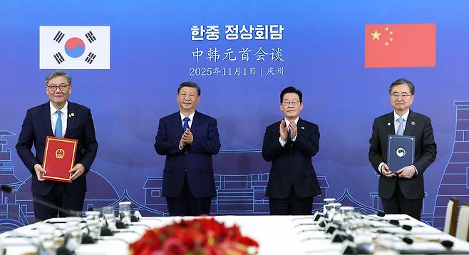 조현 외교부 장관과 왕원타오 중국 상무부장이 1일 경북 경주박물관에서 이재명 대통령과 시진핑 중국 국가주석이 참석한 가운데 '2026-2030 경제협력 공동계획' 양해각서를 체결하고 있다./뉴시스