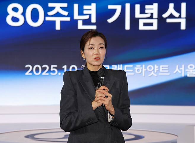 조현민 한진 사장이 지난달 23일 서울 용산구 그랜드하얏트호텔에서 열린 한진그룹 80주년 기념식에서 취재진 질문에 답하고 있다./뉴스1