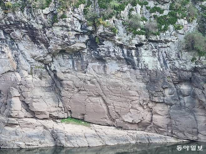 지난달 26일 찾은 울산 울주군 반구대 암각화의 모습. 울산=김도형 기자 dodo@donga.com