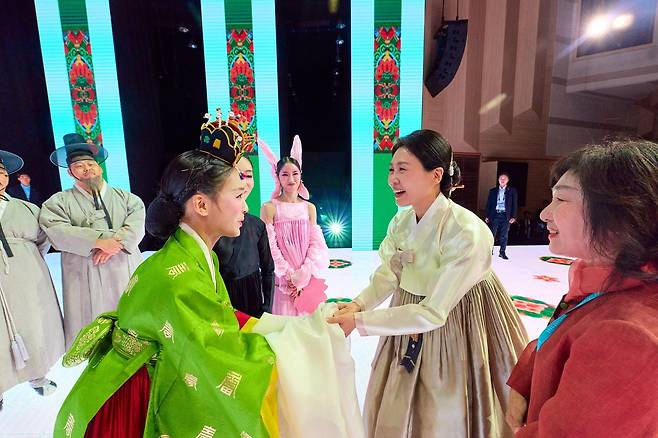 김혜경 여사가 1일 경북 경주엑스포대공원 문화센터를 방문해 전통연희극 ‘단심’ 예술단을 격려하고 있다. 대통령실 제공