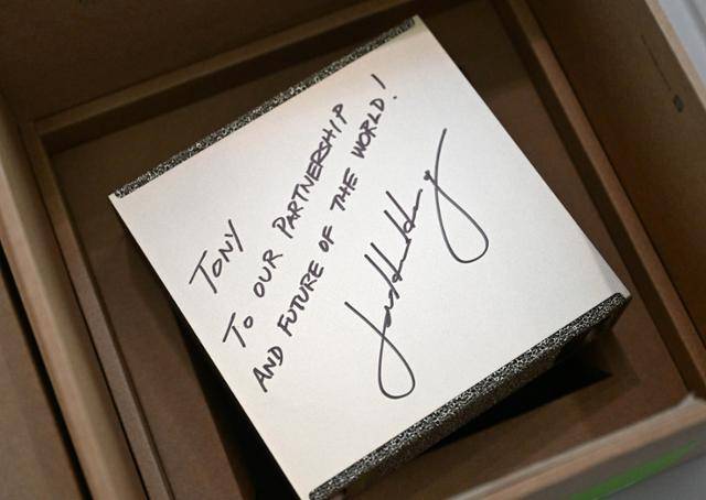 젠슨 황 엔비디아 최고경영자(CEO)가 31일 경북 경주시 경주예술의전당에서 열린 아시아태평양경제협력체(APEC) CEO 서밋에서 최태원 대한상의 회장에게 선물한 AI슈퍼컴퓨터 'DGX스파크'. 경주=정다빈 기자