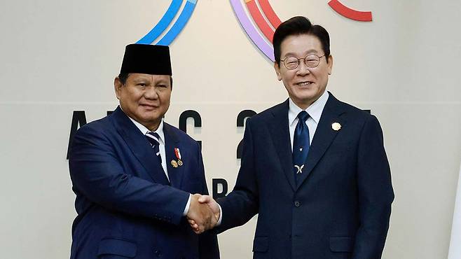 정상회담에 앞서 악수하는 이재명 대통령과 프라보워 수비안토 인도네시아 대통령