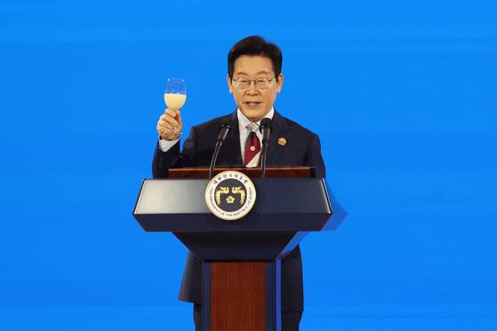 이재명 대통령이 31일 경북 경주시 라한셀렉트호텔에서 열린 2025 아시아태평양경제협력체(APEC) 정상회의 갈라 만찬에서 건배 제의를 하고 있다. 연합뉴스