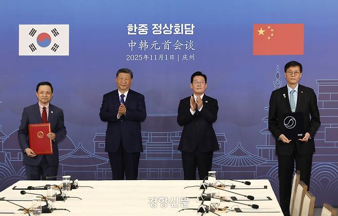 1일 경북 경주 국립경주박물관에서 열린 한중 정상회담 뒤 이어진 양해각서 및 계약 교환식에서 이창용 한국은행 총재(맨 오른쪽)와 다이빙 주한 중국대사(맨 왼쪽)가 원·위안 통화스와프 계약서를 교환한 뒤 양국정상들과 기념사진을 찍고 있다. 대통령실사진기자단