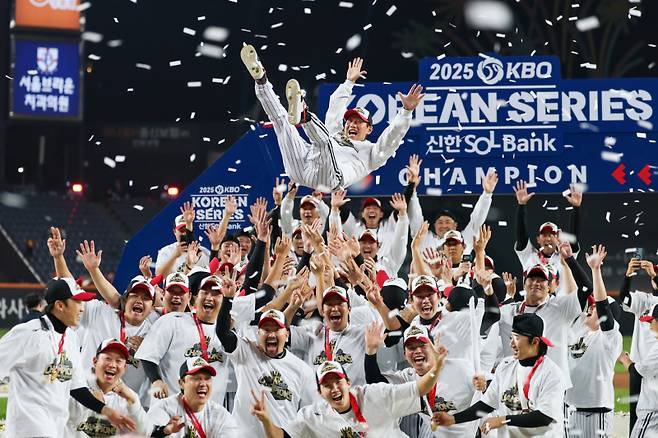 지난달 31일 대전한화생명볼파크에서 열린 2025 프로야구 KBO리그 포스트시즌 한국시리즈 시상식에서 통합 우승을 차지한 LG 트윈스 선수들이 염경엽 감독을 헹가래 치며 기뻐하고 있다. 연합뉴스