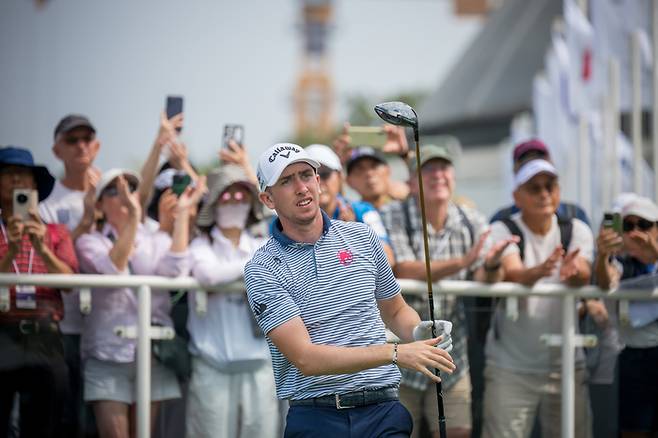 아시안투어 홍콩 오픈 둘째날 단독 선두에 이름을 올린 톰 맥키빈이 티샷한 뒤 공을 바라보고 있다. 아시안투어