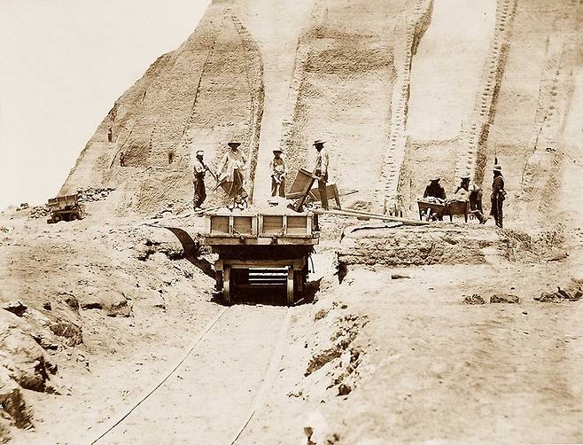 “옛날보다 분명 나은 삶인데...여전히 힘이 드는군.” 구아노를 옮겨 다니는 노동자들.