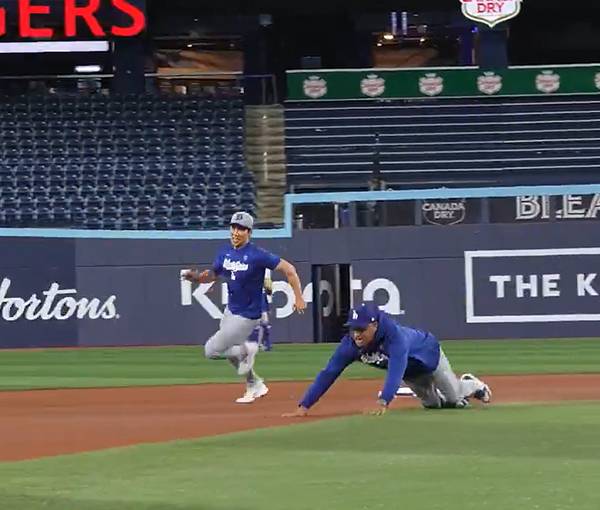 김혜성과 로버츠 감독이 달리기 대결을 했다. 사진= 다저스 X 영상 캡처.