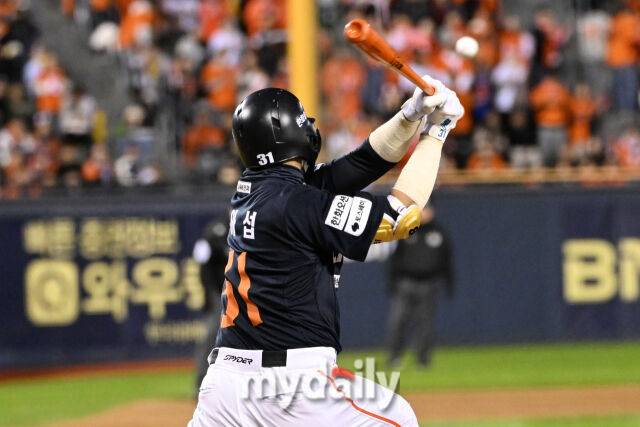 27일 서울 잠실야구장에서 열린 2025 신한 SOL 뱅크 KBO 한국시리즈 2차전' 한화 이글스와 LG 트윈스 경기. 한화 손아섭 1회초 2사에 2루타를 치고 있다./대전 = 한혁승 기자