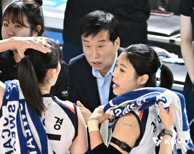 작전을 지시하는 김 감독./KOVO