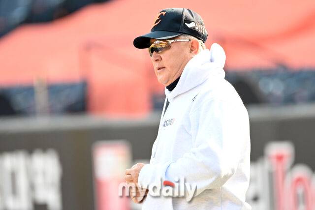 31일 대전 한화생명 볼파크 야구장에서 열린 '2025 신한 SOL 뱅크 KBO 한국시리즈 5차전' LG 트윈스와 한화 이글스 경기. 한화 김경문 감독이 경기 전 훈련을 지켜보고 있다./대전=한혁승 기자 hanfoto@mydaily.co.kr, 대전=곽경훈 기자 kphoto@mydaily.co.kr