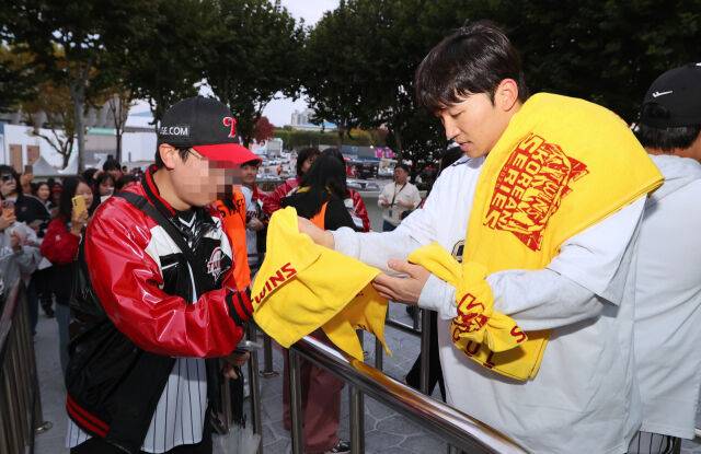 LG 트윈스 박해민이 우승 파티 전 팬들에게 응원 타월을 전달하고 있다./LG 트윈스