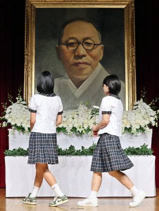 6월 26일 서울 용산구 백범김구기념관에서 열린 ‘백범 김구 선생 제76주기 추모식’에서 학생들이 헌화하고 있다. 뉴스1