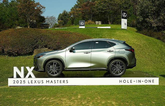 16번 홀 최초 홀인원 기록 선수에게 부상으로 제공되는 렉서스 하이브리드 SUV NX 350h 차량.