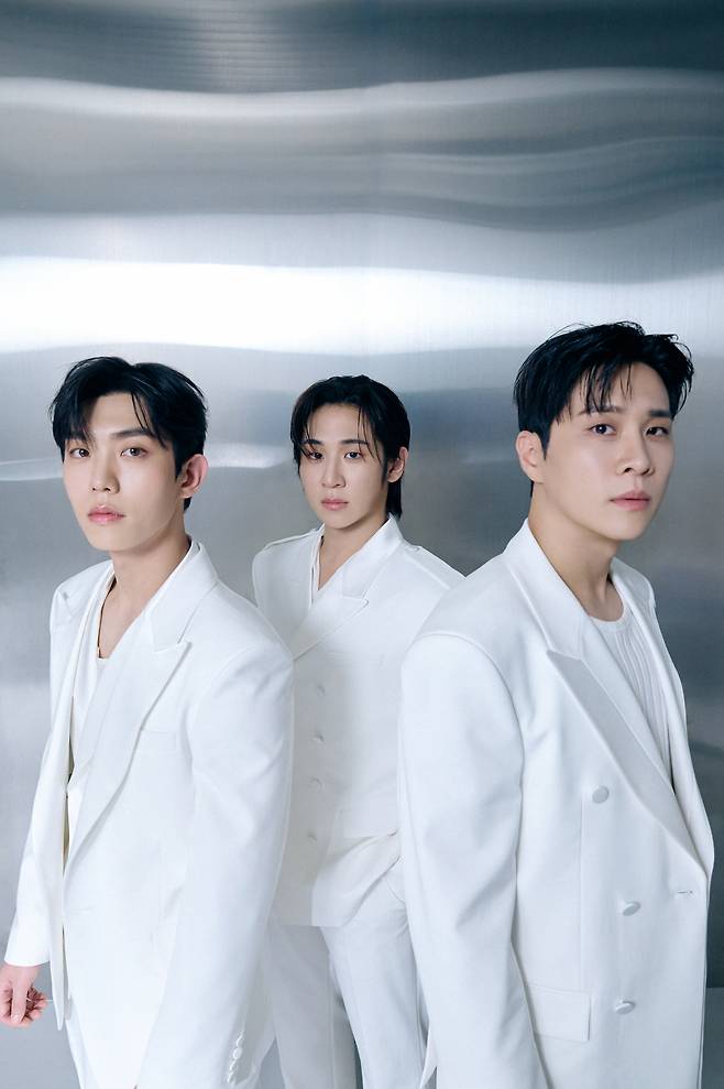 크로스오버 그룹 리베란테. EMK엔터테인먼트