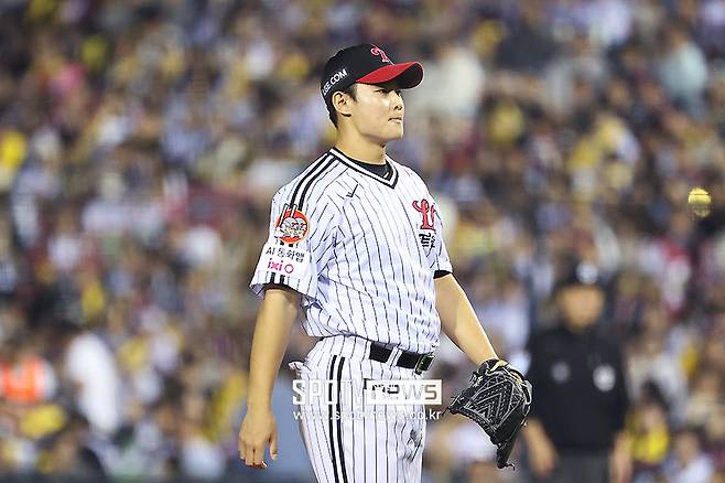 ▲ LG는 2023년 통합 우승으로 2025년 신인 지명에서 가장 늦게 지명권을 행사했는데도 김영우라는 대어를 낚았다. 김영우는 2025년 개막부터 최종전, 그리고 한국시리즈까지 단 하루도 엔트리에서 빠지지 않고 한 시즌을 1군에서 완주했다. ⓒ곽혜미 기자