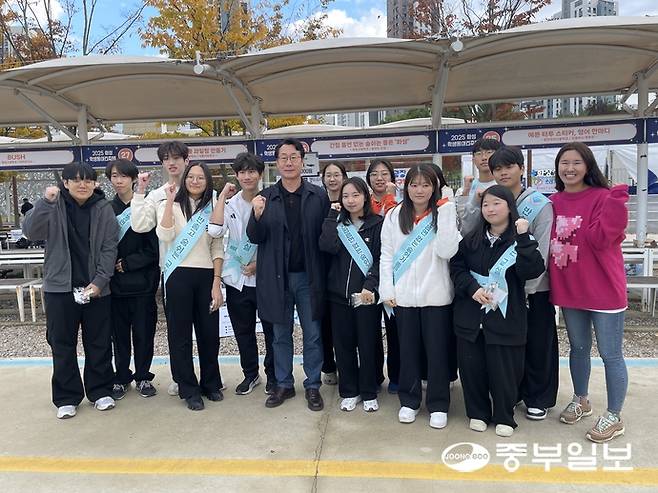 1일 반송고 동아리 학생들과 정명근 화성특례시장이 기념촬영을 하고 있다. 김이래 기자