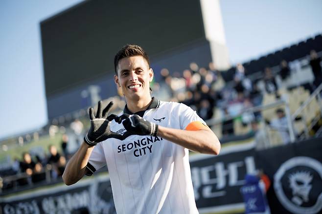 2일 전남 광양축구전용구장서 열린 하나은행 K리그2 2025 35라운드 원정경기서 전남을 상대로 골을 성공시킨 성남 후이즈가 세리머니를 하고 있다. 사진=한국프로축구연맹