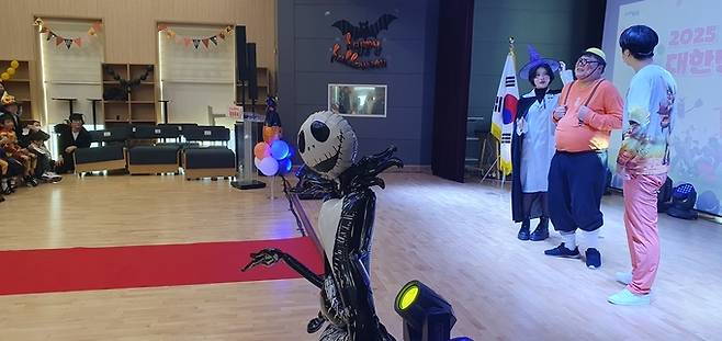 ▲ 1일 포항시 남구 포항시립포은오천도서관에서 열린 2025 대한민국 동화축제 중 유튜버 '급식왕'에 동키쌤, 밀크쌤, 연하상수가 공연하는 모습. 황영우 기자