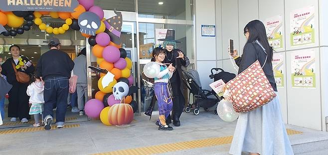 ▲ 1일 포항시 남구 포항시립포은오천도서관에서 열린 2025 대한민국 동화축제 중 사자보이즈 캐릭터 모델과 어린 학생이 기념촬영하는 모습. 황영우 기자