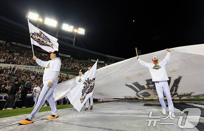 LG트윈스 선수단이 1일 서울 송파구 잠실야구장에서 열린 프로야구 2025 한국시리즈 우승 세리머니 팬 감사 행사 '더 리턴 오브 챔피언스'(The Return of Champions)'에서 그라운드 행진을 하고 있다. 2025.11.1/뉴스1 ⓒ News1 이호윤 기자