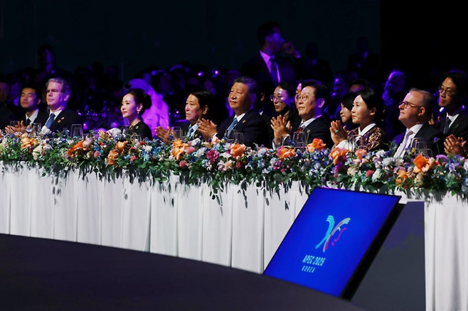 이재명 대통령과 시진핑 중국 국가주석이 31일 경북 경주시 라한셀렉트호텔에서 열린 2025 아시아태평양경제협력체(APEC) 정상회의 환영 만찬에서 문화 공연을 관람하고 있다. 사진 | APEC 2025 KOREA 제공