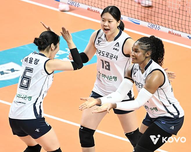 한국도로공사의 모마와 이윤정이 1일 GS칼텍스와의 경기 도중 하이파이브를 하고 있다. 제공 | 한국배구연맹