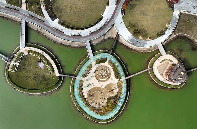 대전 갑천생태호수공원은 도심 속 호수공원으로 공원 주요 시설은 공원을 상징하는 전망대와 오름언덕, 출렁다리, 강수욕장 등이 있다./신현종 기자