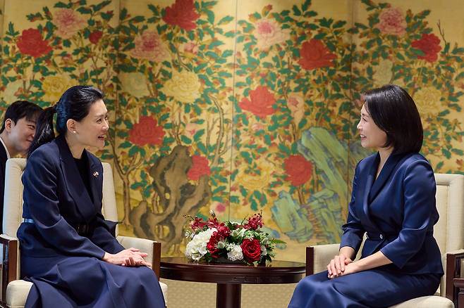 김혜경 여사가 2일 서울 용산 대통령실 청사에서 로렌스 웡 싱가포르 총리의 부인 루 즈 루이 여사와 친교시간을 갖고 있다./대통령실 제공