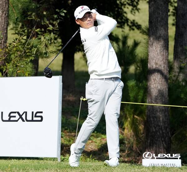 2025년 한국프로골프(KPGA) 투어 렉서스 마스터즈 우승 경쟁에 뛰어든 '현 롯데 자이언츠 퓨처스 김용희 감독의 아들' 김재호 프로가 3라운드에서 경기하는 모습이다. 사진제공=KPGA (사진을 무단으로 사용하지 마십시오.)