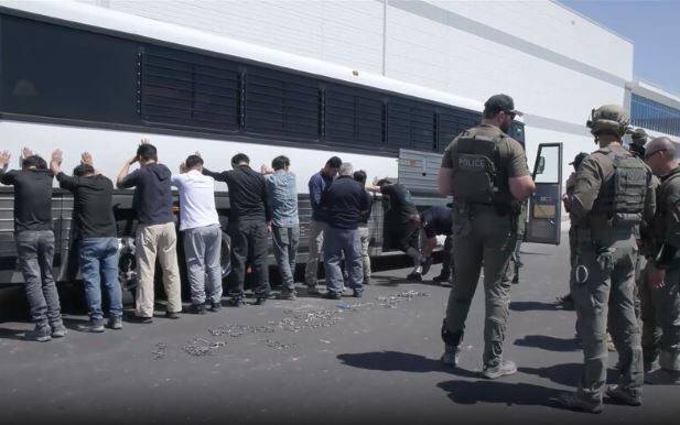 미국 이민 단속 당국이 지난 9월4일 조지아주 현대차그룹-엘지(LG)에너지솔루션의 합작 배터리 공장 건설 현장에서 벌인 불법체류·고용 단속 현장 영상을 누리집을 통해 공개했다. 미국 이민세관단속국(ICE) 누리집 영상 갈무리/연합뉴스