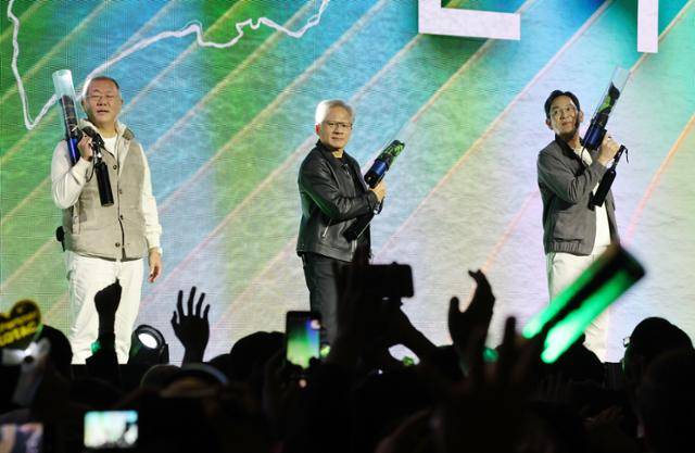 젠슨 황(가운데) 엔비디아 최고경영자(CEO)가 지난달 30일 서울 강남구 코엑스에서 열린 엔비디아 그래픽카드(GPU) ‘지포스’의 한국 출시 25주년 행사에서 단상에 올라 이재용(오른쪽) 삼성전자 회장, 정의선 현대차그룹 회장과 퍼포먼스를 하고 있다. 뉴스1