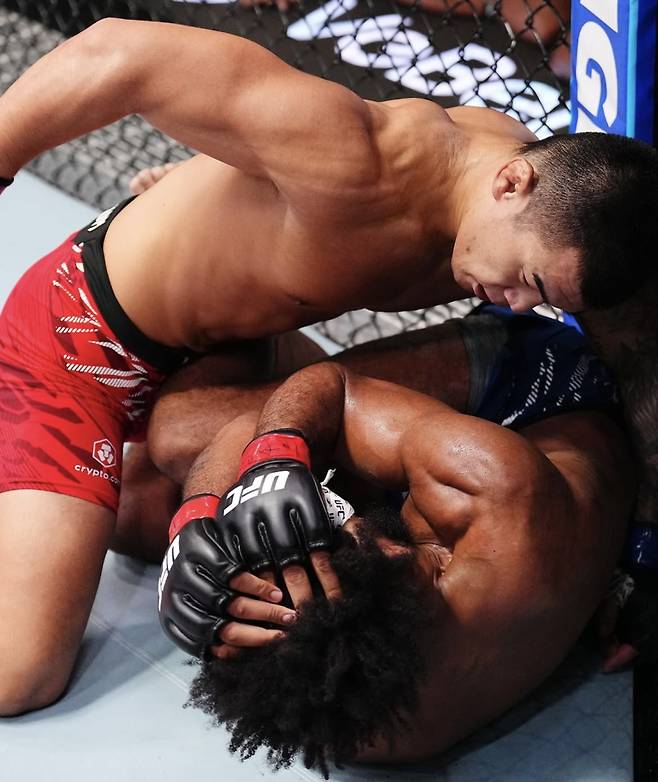 고석현이 필 로를 컨트롤하는 모습. 사진=UFC 코리아 SNS