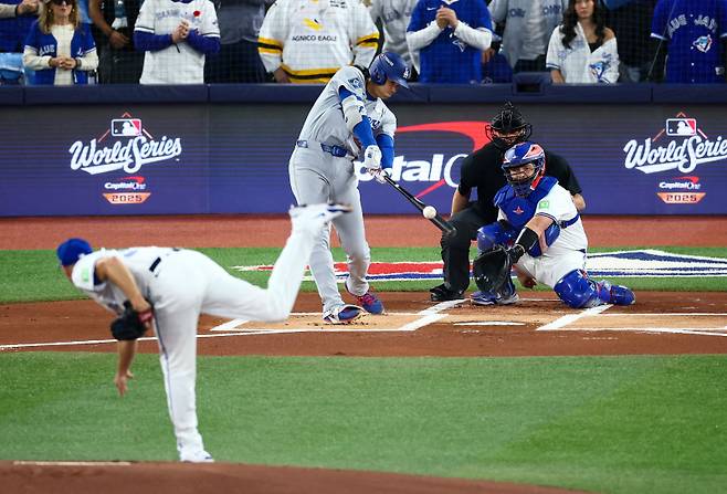 <yonhap photo-4248=""> TORONTO, ONTARIO - NOVEMBER 01: Shohei Ohtani #17 of the Los Angeles Dodgers hits a single against Max Scherzer #31 of the Toronto Blue Jays during the first inning in game seven of the 2025 World Series at Rogers Center on November 01, 2025 in Toronto, Ontario. Vaughn Ridley/Getty Images/AFP (Photo by Vaughn Ridley / GETTY IMAGES NORTH AMERICA / Getty Images via AFP)/2025-11-02 09:16:34/ <저작권자 ⓒ 1980-2025 ㈜연합뉴스. 무단 전재 재배포 금지, AI 학습 및 활용 금지></yonhap>