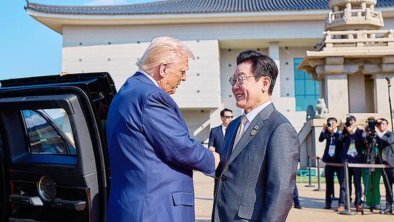 이재명 대통령이 지난달 29일 한미 정상회담을 위해 경북 경주국립박물관에 도착하는 미 트럼프 대통령을 맞이하고 있다. 사진 대통령실