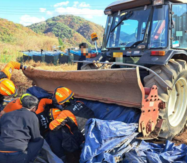 ▲ 1일 오후 2시 20분쯤 화천군 화천읍 풍산리의 한 밭에서 50대 남성이 들깨를 수확하던 중 트랙터 로터리에 다리가 끼이는 사고가 났다. 강원소방본부 제공