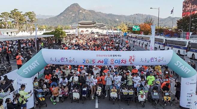 지난 1일 오전 광화문광장에서 열린 '2025 서울 유아차 런'에서 대회 참가자들이 출발 준비를 하고 있다. 서울시 제공