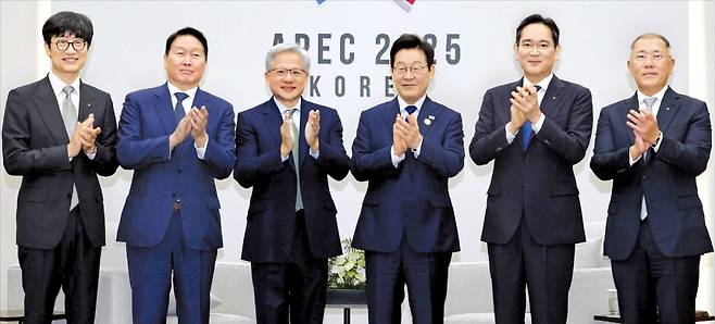 젠슨 황 만난 李 “AI 강국 되도록 역할 해달라” 이재명 대통령이 31일 경북 경주화백컨벤션센터에서 젠슨 황 엔비디아 최고경영자(CEO)와 국내 기업 총수들을 만나 기념 촬영하고 있다. 왼쪽부터 이해진 네이버 이사회 의장, 최태원 SK그룹 회장, 황 CEO, 이 대통령, 이재용 삼성전자 회장, 정의선 현대차그룹 회장. 경주=김범준 기자