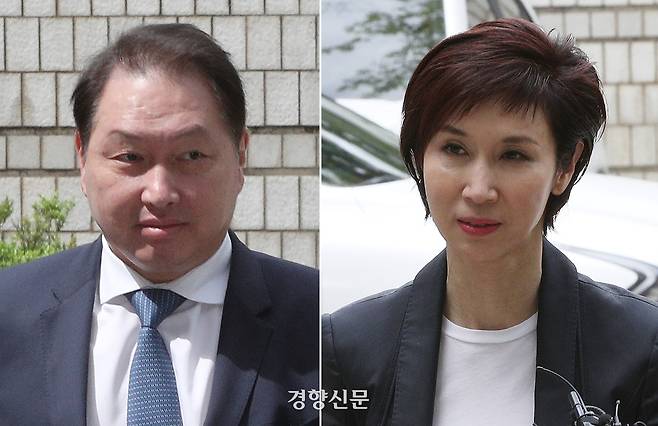 노소영 아트센터 나비 관장(오른쪽)과 최태원 SK그룹 회장(왼쪽)이 지난해 4월16일 서울 서초구 서울고등법원에서 열린 이혼 소송 항소심 공판에 출석하고 있다. 권도현 기자