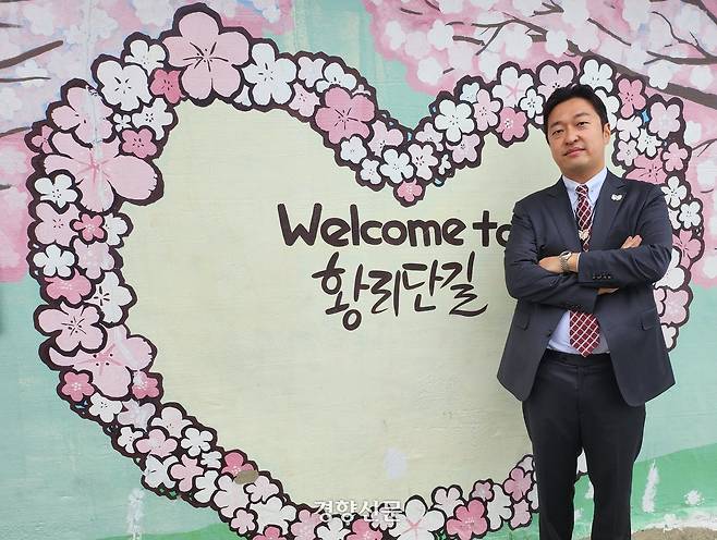 이병희 황리단길상인연합회장이 지난 31일 경북 경주시 황남동 황리단길에서 포즈를 취하고 있다. 강정의 기자