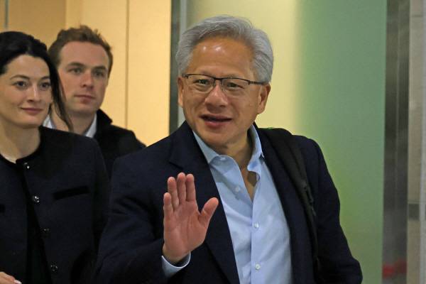 젠슨 황 엔비디아 최고경영자(CEO)가 31일 포항경주공항에서 출국하고 있다. 그는 경북 경주에서 열린 아시아태평양경제협력체(APEC) 정상회의에 참석했다. 연합뉴스