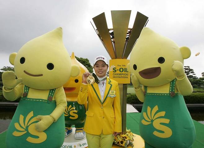 고 변현민이 2013 에쓰오일 챔피언십에서 우승을 차지한 뒤 스폰서 마스코트인 구도일과 포즈를 취하고 있다. KLPGA