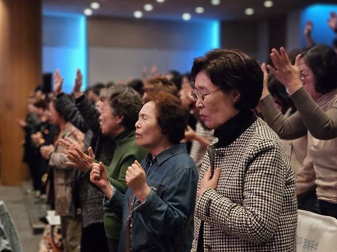 기도하고 있는 2025 다니엘기도회 참가 성도들.