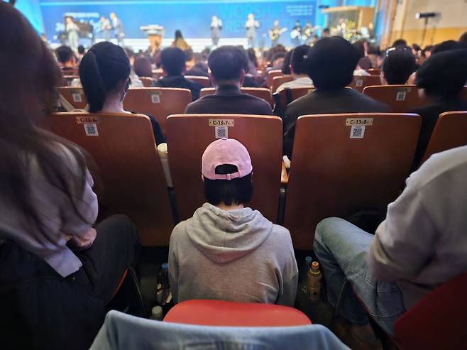 기도하고 있는 2025 다니엘기도회 참가 성도들.